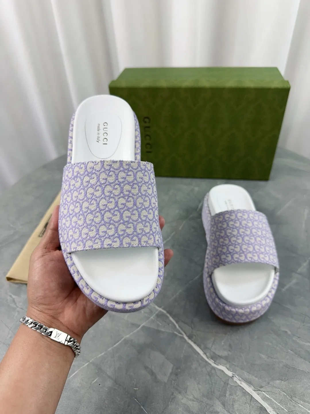👟👟Ex-factory price 380👟👟 2024 Gucci high version latest limited edition thick-soled slippers. Top quality for sale. Purchase authentic products for development. The material and craftsmanship are consistent with the original. Upper: original jacquard craftsmanship and special printing craftsmanship. Lining: mixed sheepskin. Outsole: Italian private model outsole. Size: 35-40 yards, (41 to 44 yards can be customized). Bottom thickness: 5.5cm, forefoot 4cm.
